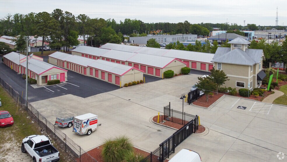 More Photos Of 5811 Market St, Wilmington Self Storage For Lease