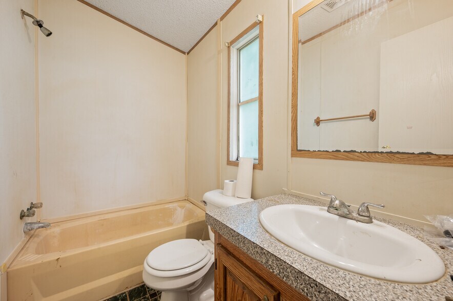 More Photos Of 7 Hills Rd, Newark Warehouse For Sale