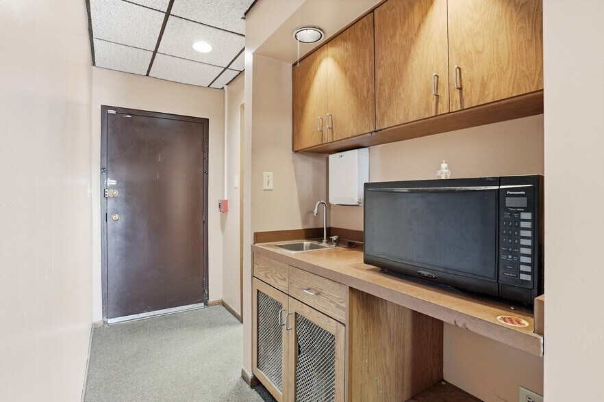 More Photos Of 17704-17718 Oak Park Ave, Tinley Park Office For Sale