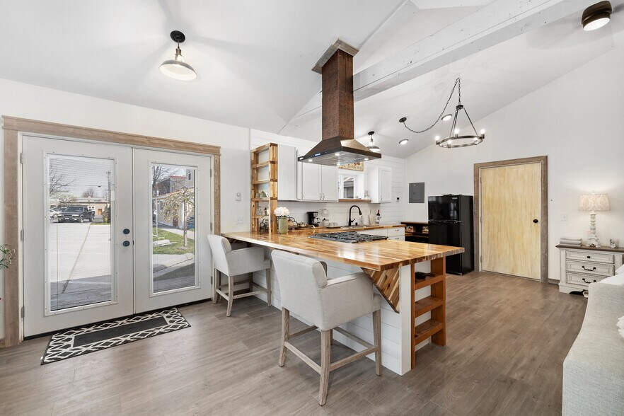 More Photos Of 111 W Bell St, Sequim Hotel For Sale