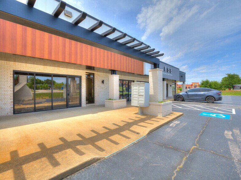 More Photos Of 1104 S Walton Blvd, Bentonville Storefront For Lease