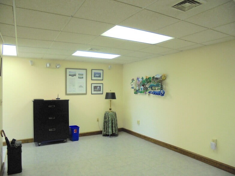 More Photos Of 256 Main St, East Windsor Research And Development For Lease