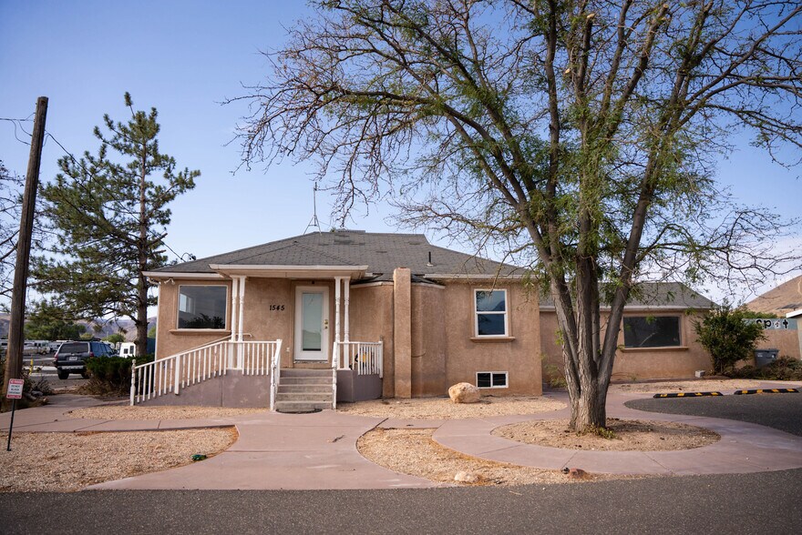 Primary Photo Of 1545 W State St, Hurricane Veterinarian Kennel For Lease