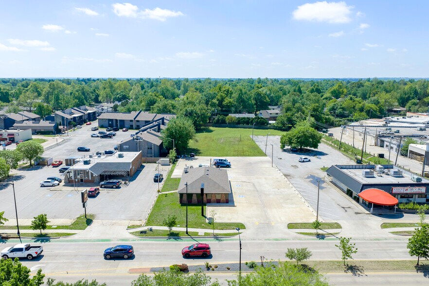 More Photos Of 1514 W Lindsey St, Norman Restaurant For Lease