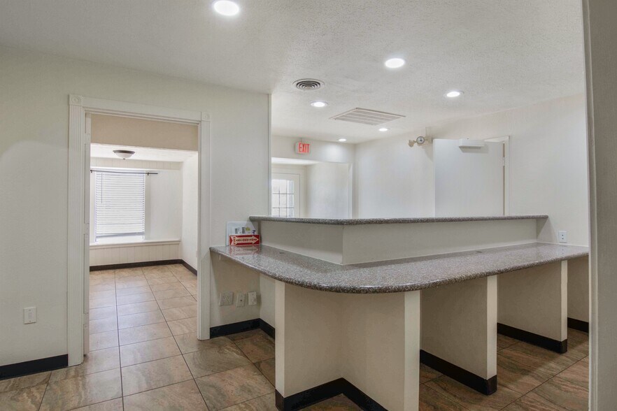 More Photos Of 825 Fairmont Pkwy, Pasadena Office For Sale
