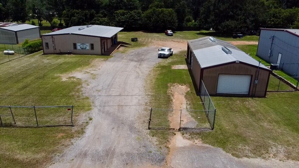 More Photos Of 2000 E Murchison St, Palestine Light Manufacturing For Sale