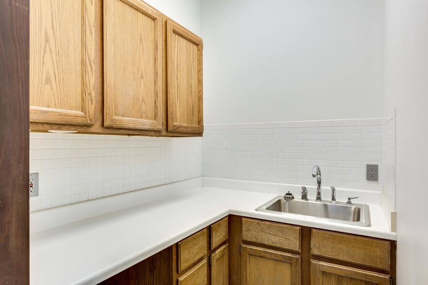 More Photos Of 174 S Clark St, Detroit Light Distribution For Lease