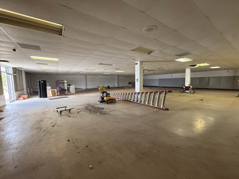 More Photos Of 1041 Highway 280/431 Byp, Phenix City Light Distribution For Lease