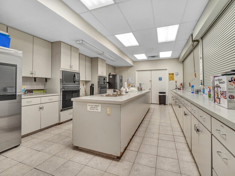 More Photos Of 824 W Pipeline Rd, Hurst Religious Facility For Sale