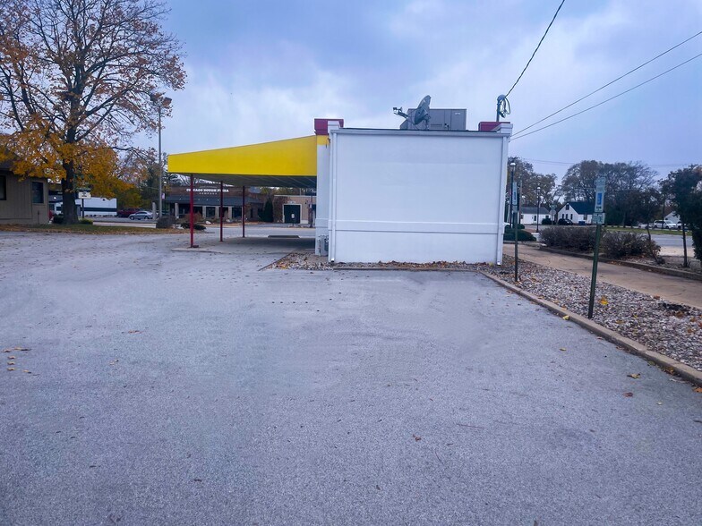 More Photos Of 530 S Main St, Bourbonnais Showroom For Sale