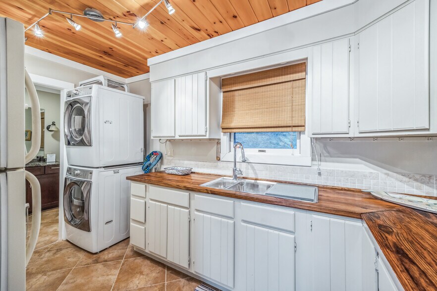 More Photos Of 4555 Davies Rd, Burdett Specialty For Sale