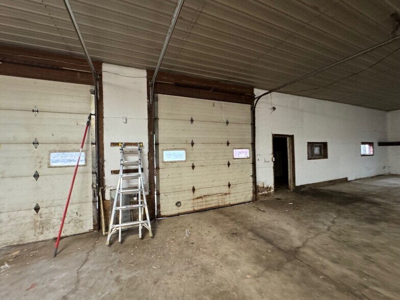 More Photos Of 1103 Fabyan Pkwy, Geneva Manufacturing For Lease