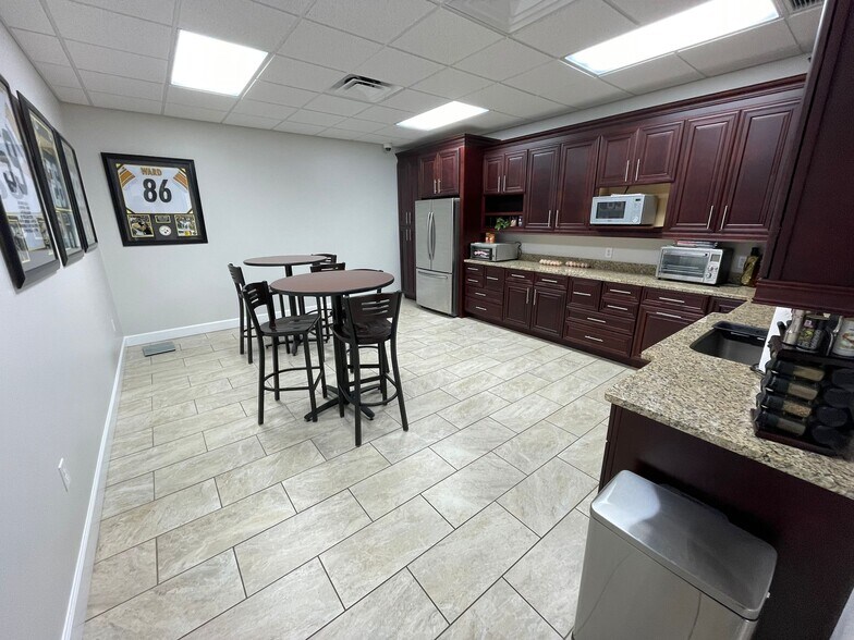 More Photos Of 3306 Waterfield Rd, Lakeland Warehouse For Lease