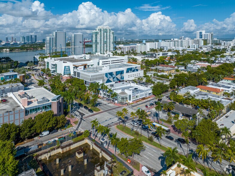 More Photos Of 1011 5th St, Miami Beach Storefront For Lease