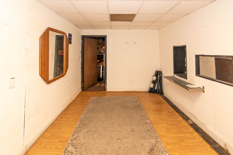 More Photos Of 2816 Old North Point Rd, Baltimore Bar For Sale