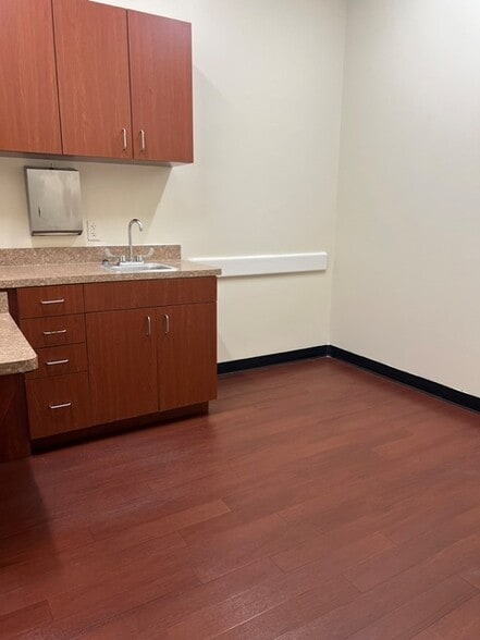 More Photos Of 40107 Highway 27, Davenport Medical For Lease