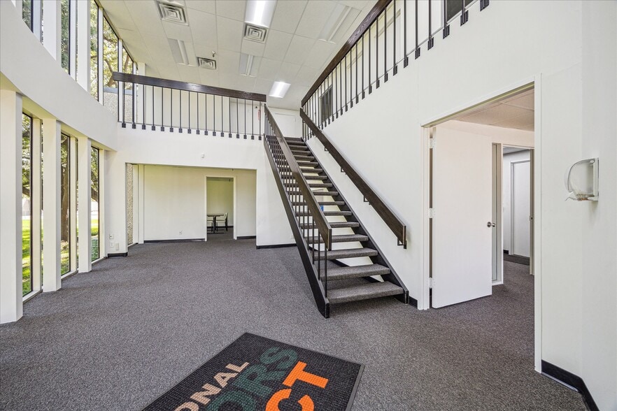 More Photos Of 447 W 38th St, Houston Distribution For Lease