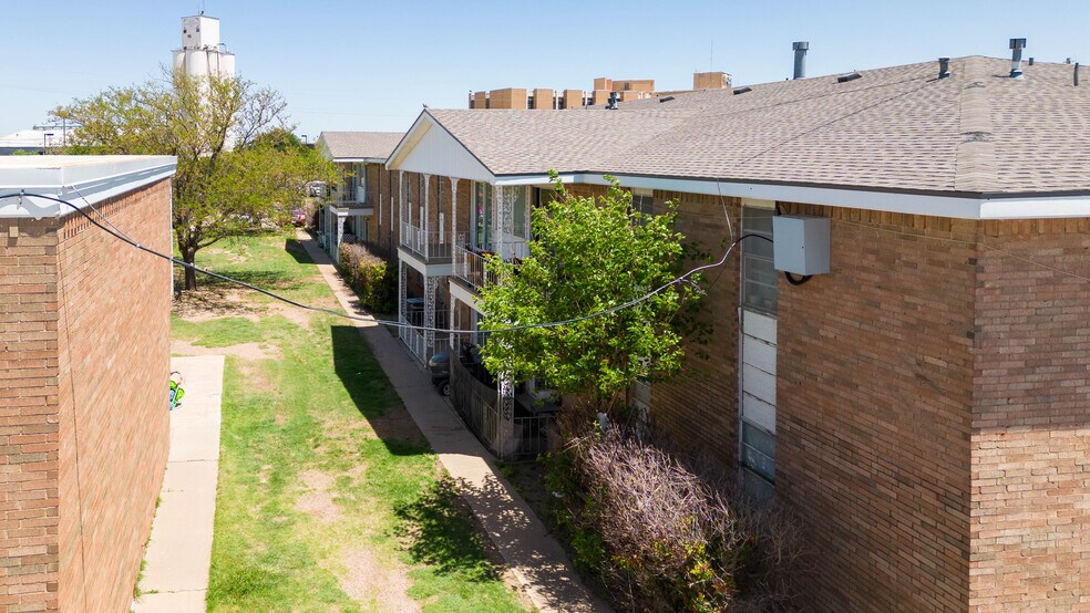 More Photos Of 2500 W 26th St, Plainview Apartments For Sale