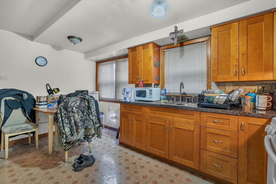 More Photos Of 6048 W 79th St, Burbank Multifamily For Sale