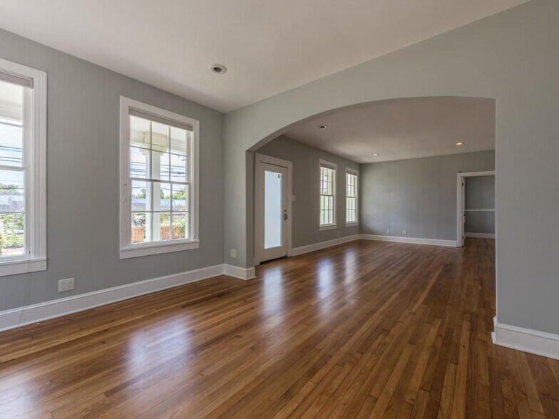 More Photos Of 2610 Manor Rd, Austin Freestanding For Lease