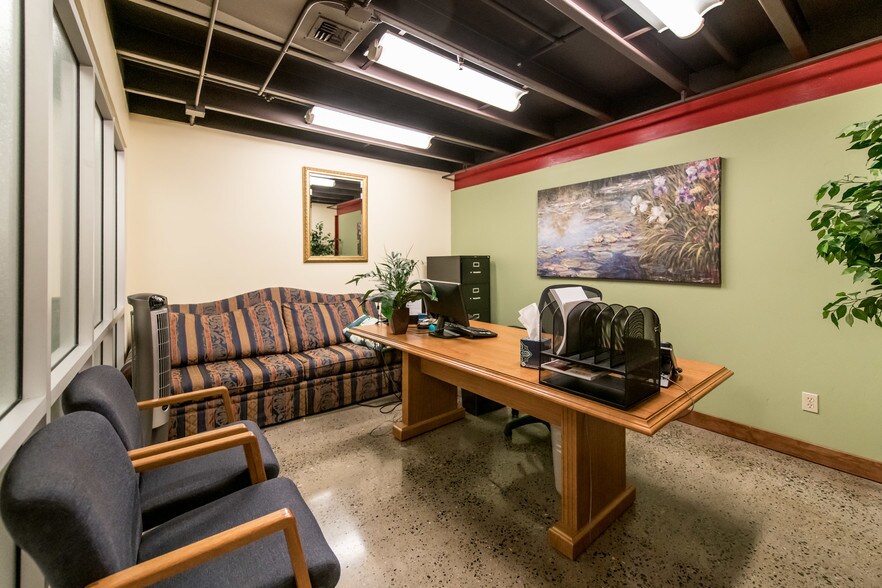 More Photos Of 907-911 Santa Fe Ave, Fresno Flex For Sale
