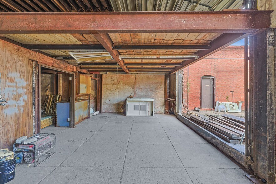 More Photos Of 125 S Waco St, Hillsboro Office For Sale