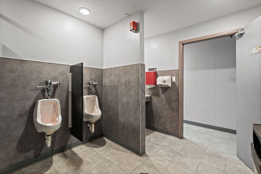 More Photos Of 1616 N Section St, Sullivan Sports And Entertainment For Sale