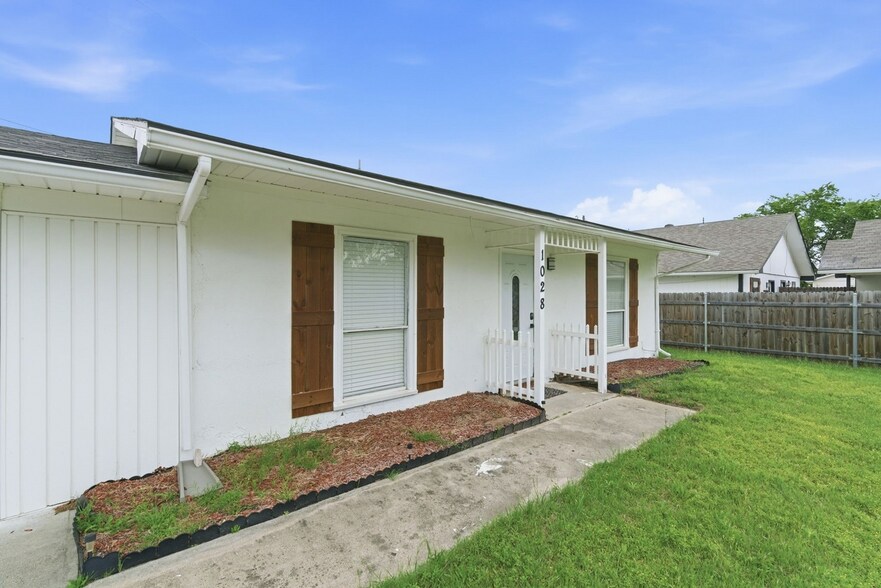 More Photos Of 1032 Greg St, Azle Specialty For Sale