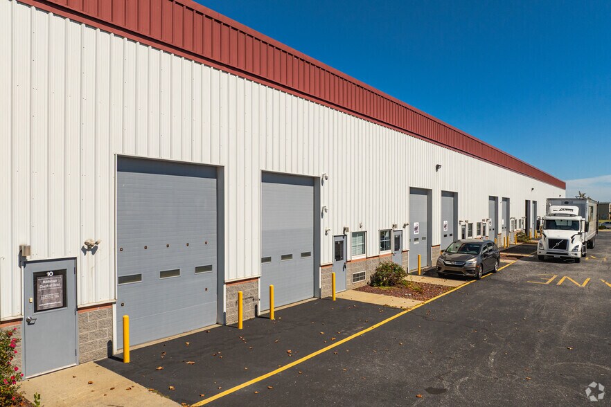 More Photos Of 128 Patriot Dr, Middletown Warehouse For Lease