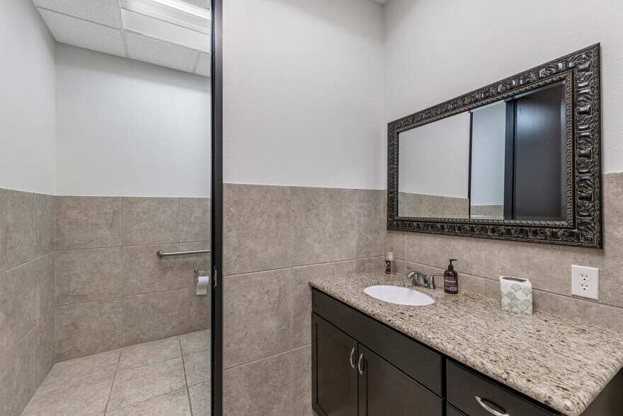 More Photos Of 15010 Lakefair Dr, Richmond Medical For Sale