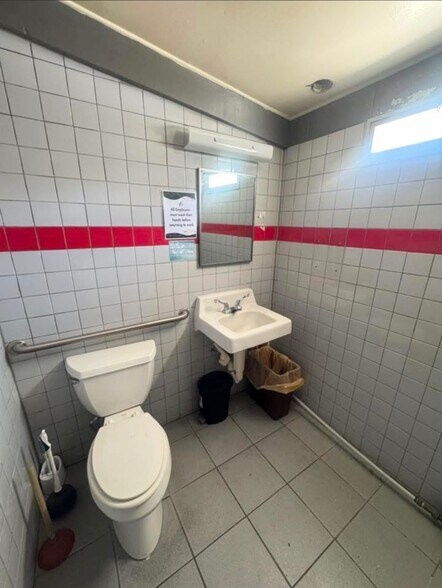 More Photos Of 506 E B St, McCook Service Station For Sale
