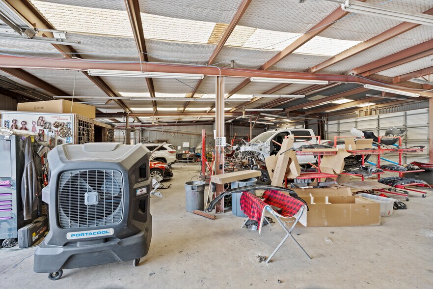 More Photos Of 955 W Kingsbury St, Seguin Auto Repair For Sale