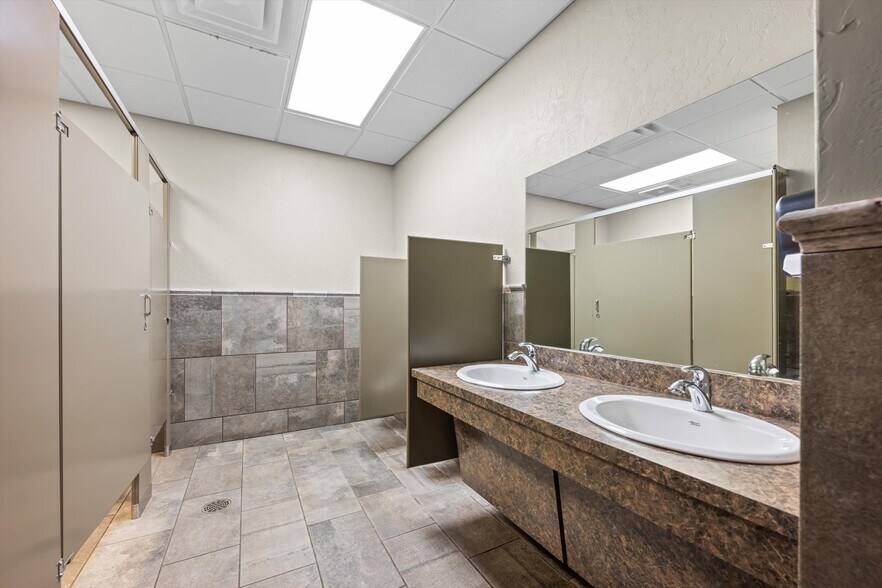 More Photos Of 13020 S Sunnylane Rd, Moore Industrial For Lease