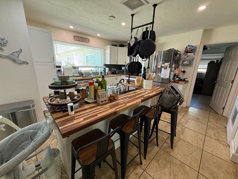 More Photos Of 5460 Bayshore Rd, North Fort Myers Office Residential For Sale