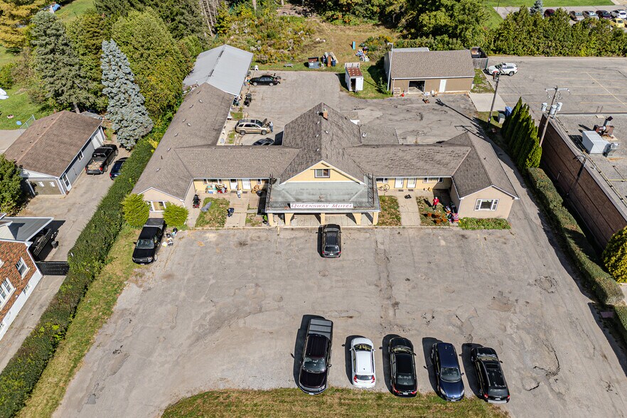 More Photos Of 139 Queensway W, Simcoe Hotel For Lease