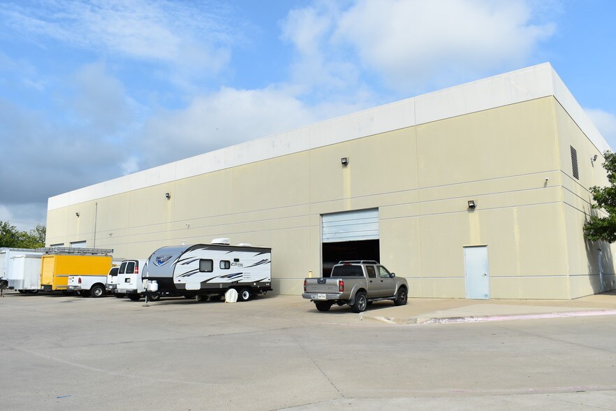 More Photos Of 2501 Mayes Rd, Carrollton Warehouse For Lease