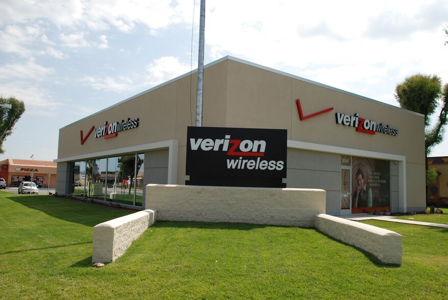 More Photos Of 3647-3695 W Florida Ave, Hemet Freestanding For Lease