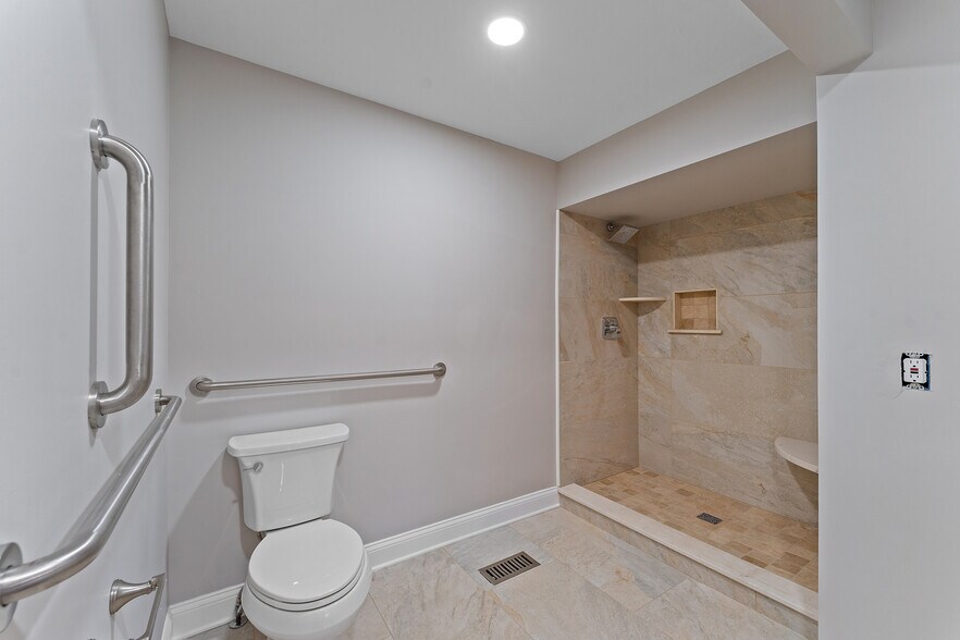 More Photos Of 784 McClurg Rd, Youngstown Office For Sale