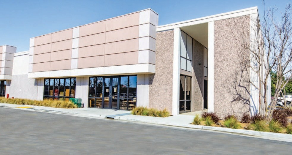 More Photos Of 1401 Village Way, Santa Ana Flex For Lease