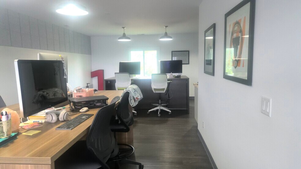 More Photos Of 5911 Meredith Dr, Urbandale Office For Lease