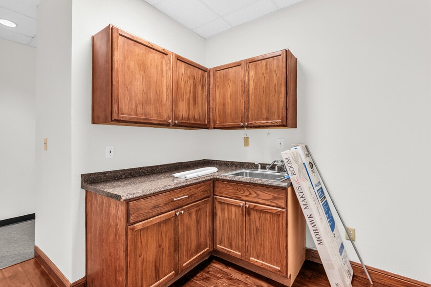 More Photos Of 1801 Precinct Line Rd, Hurst Medical For Lease