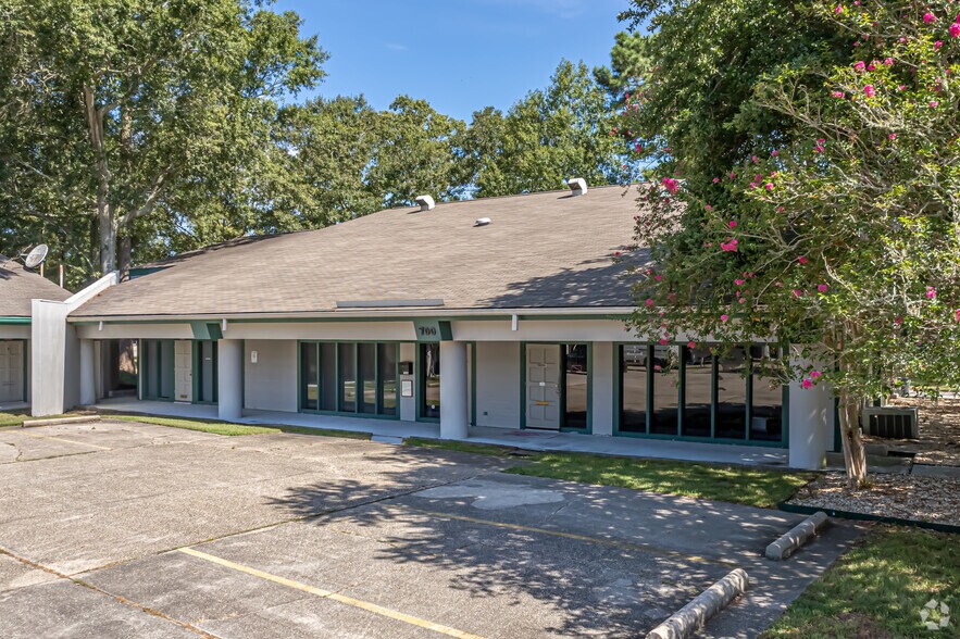 More Photos Of 200 Mariners Plaza Dr, Mandeville Unknown For Lease