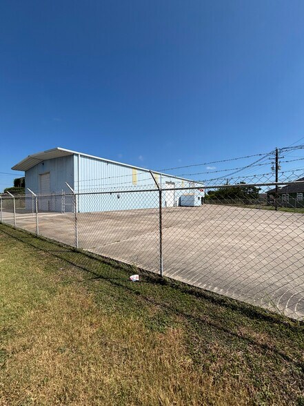 Primary Photo Of 2530 5th St, Ingleside Warehouse For Sale