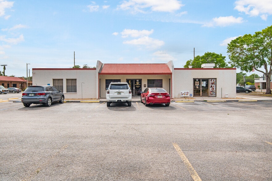 More Photos Of 102 Flagship Dr, Lutz Storefront Retail Office For Lease