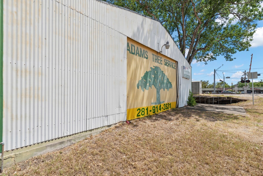 More Photos Of 800 Avenue D, Katy Warehouse For Sale