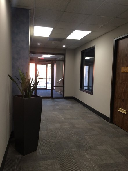 More Photos Of 2425 US Highway 41 N, Evansville Office For Lease