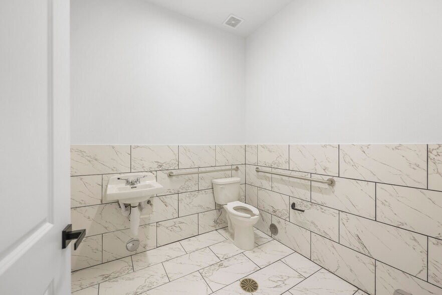 More Photos Of 284 Ed English Dr, Shenandoah Medical For Sale