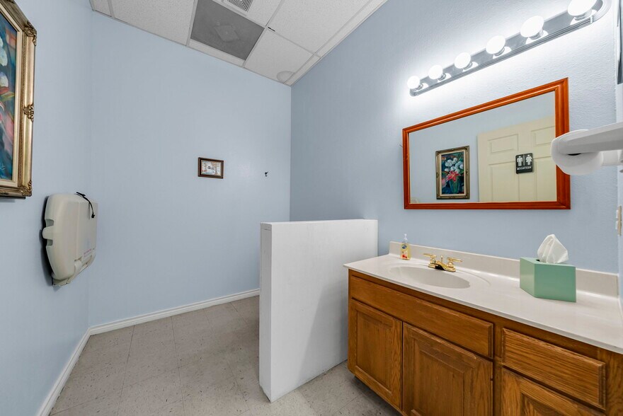 More Photos Of 3411 N Highway 281, Marble Falls Office For Sale