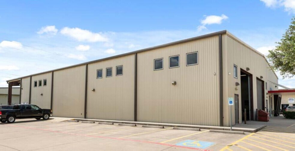 More Photos Of 701 S Persimmon St, Tomball Warehouse For Lease