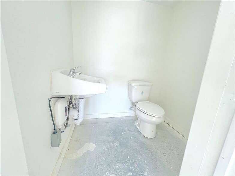 More Photos Of 7704 Irvington Blvd, Houston General Retail For Sale